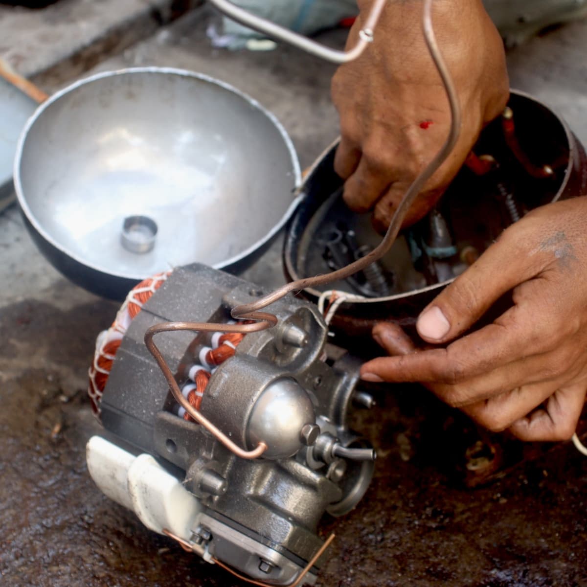 One of Amican’s waste pickers using rusted pliers to tear a refrigerator compressor open. After handling sharp, metallic wastes all day, bruises and cuts can collect on workers’ hands. “Kaunti pa lang ‘yan,” the waste picker said. (Alex Lauricio/Philippine Collegian)